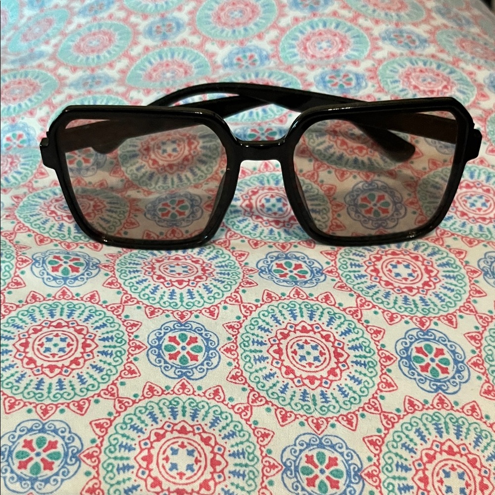 Chic Black Square Sunglasses